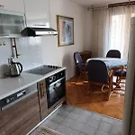 Centar Sa With Free Garage Parking Apartman